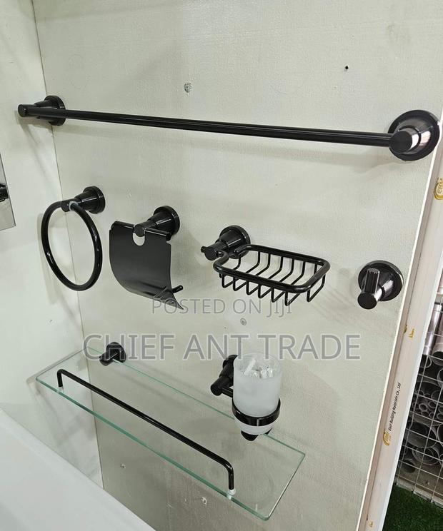 Set of Bathroom Accessories. Black · Photo 2