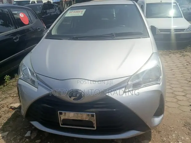 Toyota Vitz 2017 Silver · Photo 1