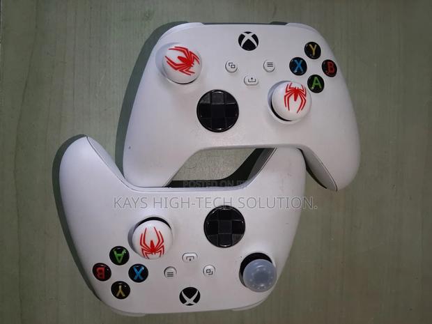 Xbox Series S/X Controllers Available · Photo 1