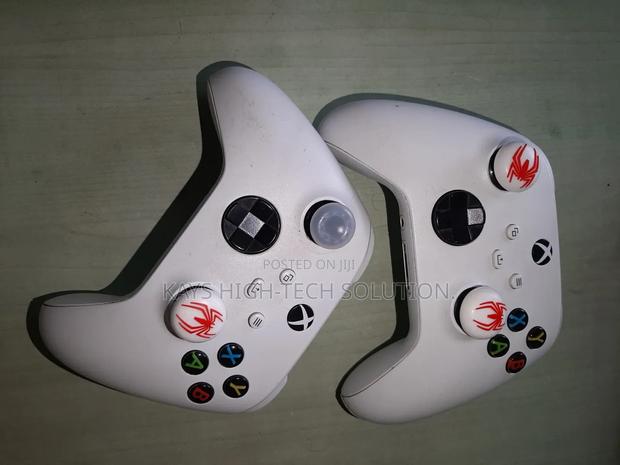 Xbox Series S/X Controllers Available · Photo 3
