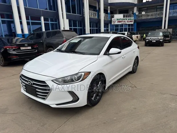 Hyundai Elantra 2017 White · Photo 1