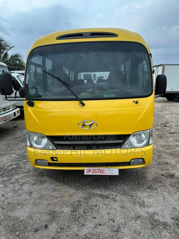 Hyundai County 2014 Yellow · Photo 1