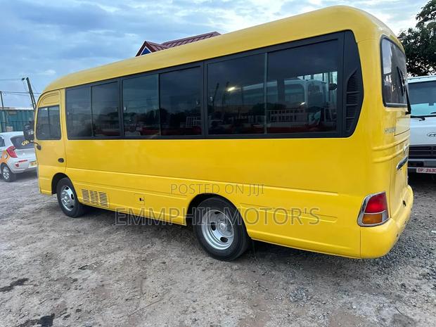 Hyundai County 2014 Yellow · Photo 5