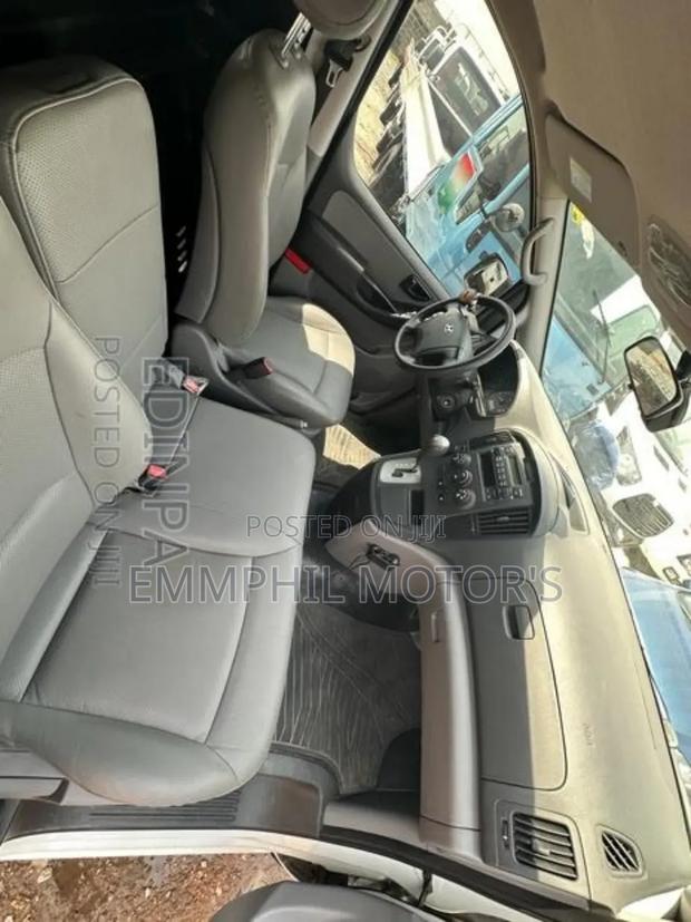 Hyundai Starex 2014 White · Photo 2