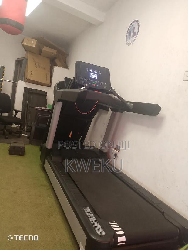 Commercial Treadmill 220kg Weight Capacity · Photo 2