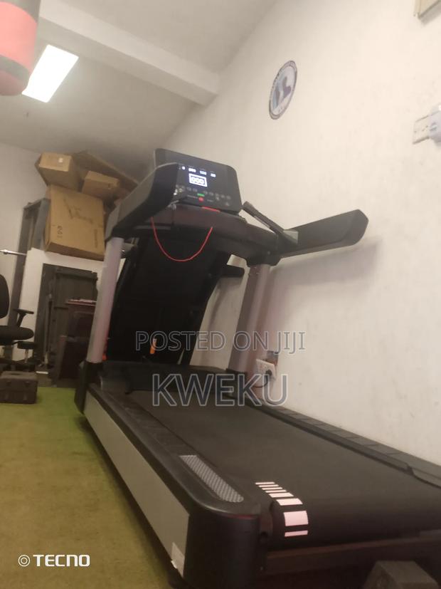 Commercial Treadmill 220kg Weight Capacity · Photo 3
