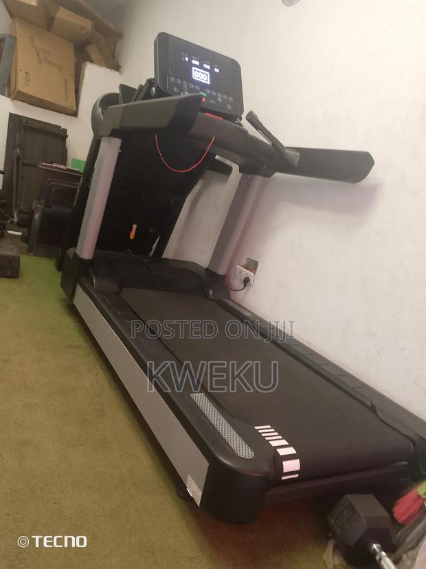 Commercial Treadmill 220kg Weight Capacity · Photo 1