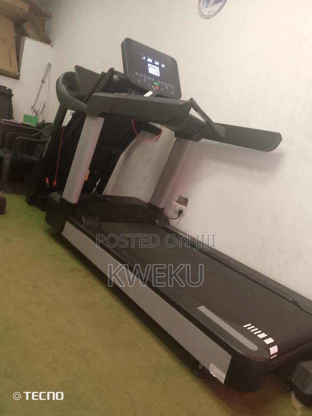 Commercial Treadmill 220kg Weight Capacity · Photo 4