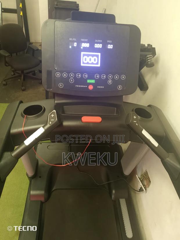 Commercial Treadmill 220kg Weight Capacity · Photo 5