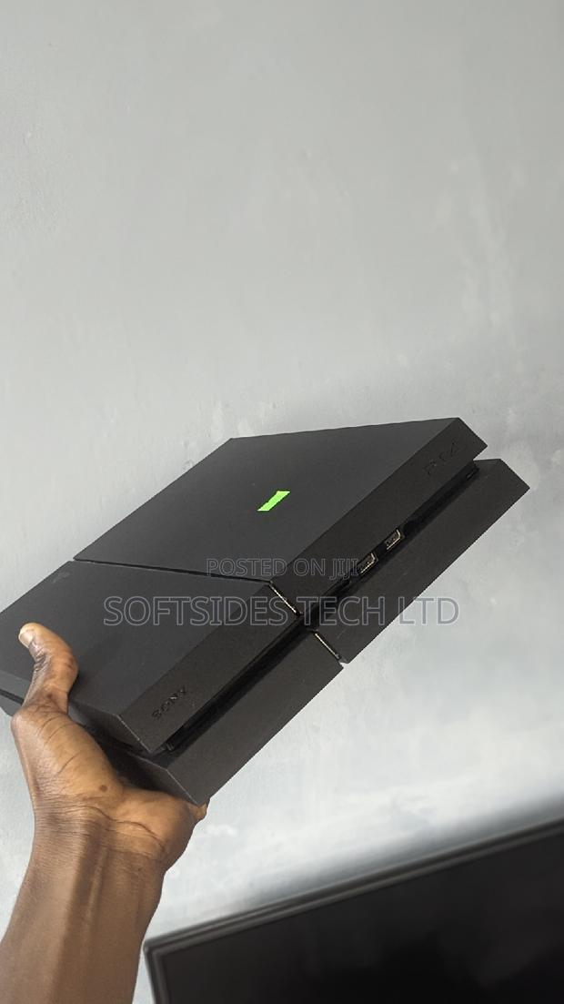 Home Used Ps4 Standard Inbox With 7 Games Jailbreaked · Photo 2