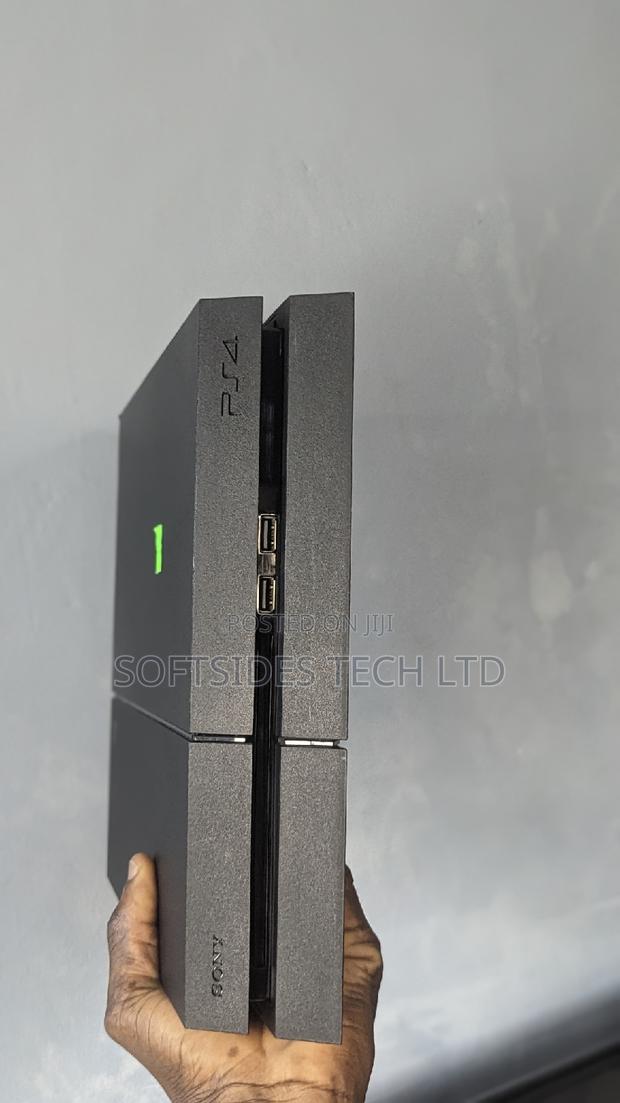 Home Used Ps4 Standard Inbox With 7 Games Jailbreaked · Photo 1