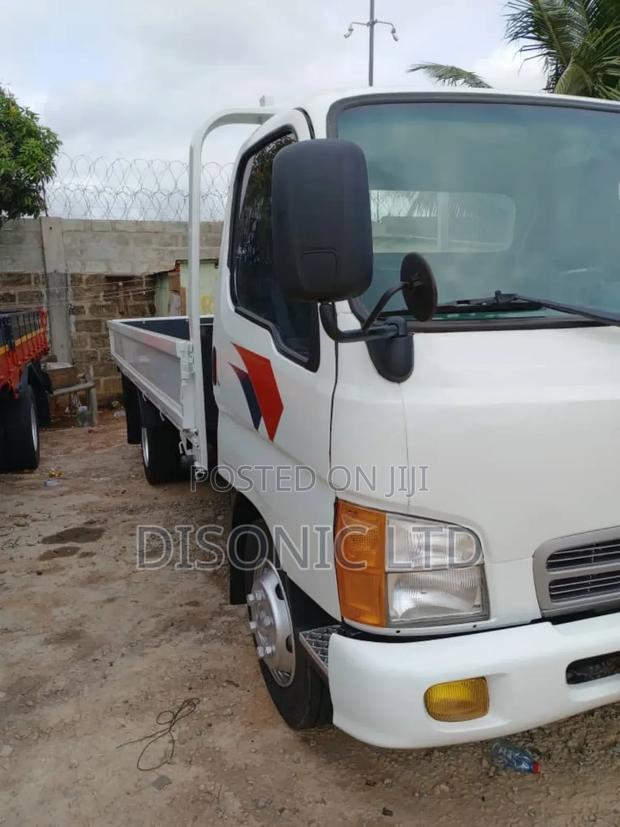 Hyundai Porter II 2004 White · Photo 2