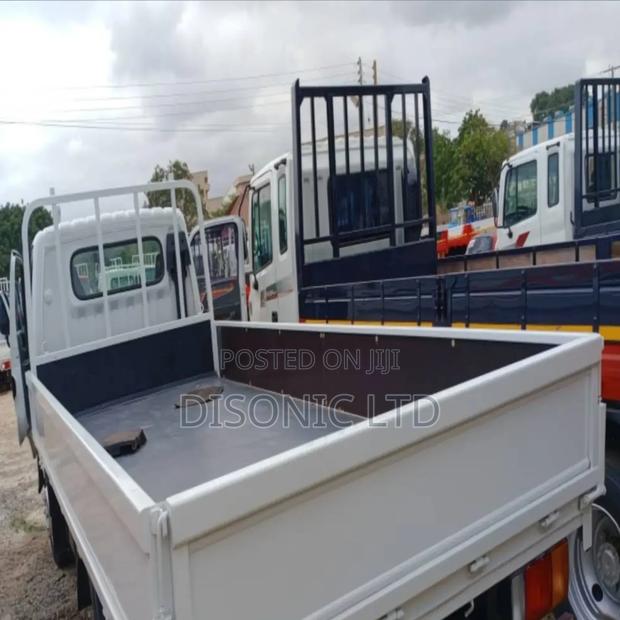 Hyundai Porter II 2004 White · Photo 4
