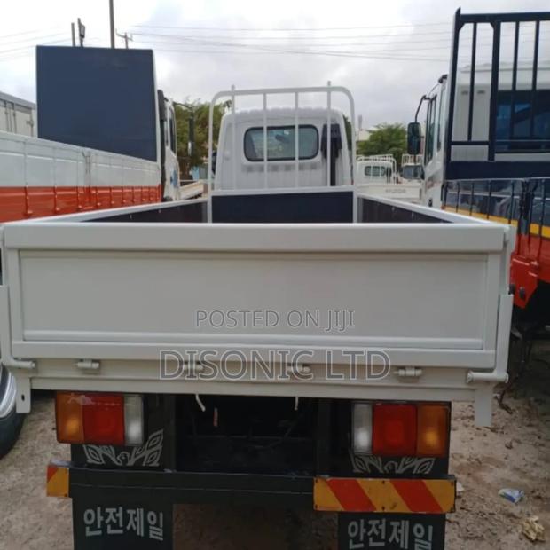Hyundai Porter II 2004 White · Photo 5