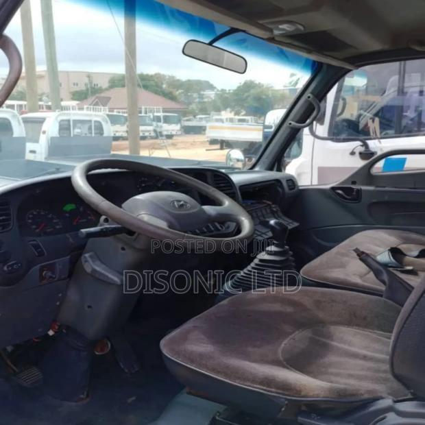 Hyundai Porter II 2004 White · Photo 2