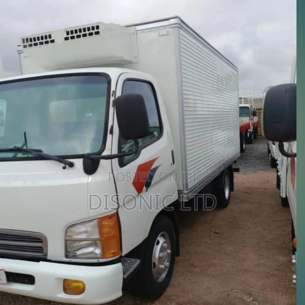Hyundai Porter II 2004 White · Photo 4
