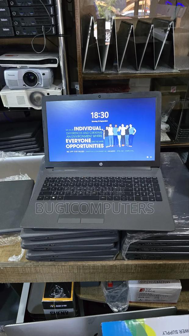Laptop HP 250 G7 4GB Intel Celeron SSD 128GB · Photo 1