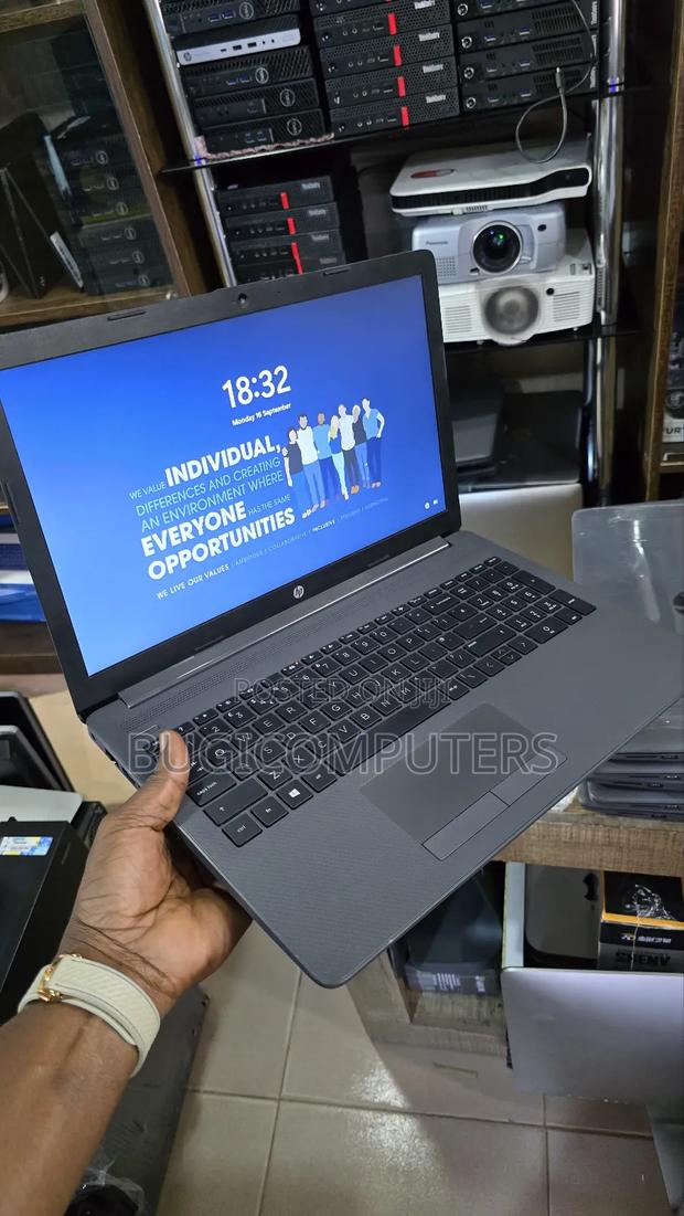 Laptop HP 250 G7 4GB Intel Celeron SSD 128GB · Photo 3