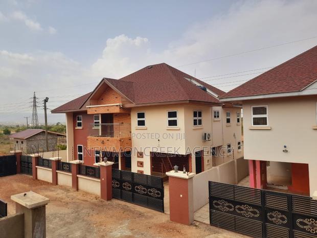 4bdrm Duplex in Gated Estate,Oyibi, Accra Metropolitan for sale · Photo 3