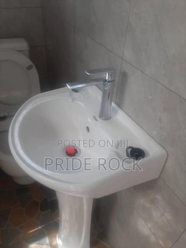 Wash Hand Basin With Pedestal Stand and Tap Set · Photo 2