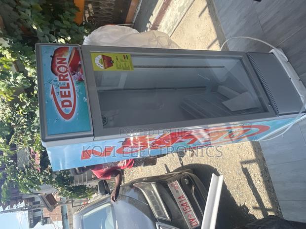 Delron DDF-220 Showcase Display Cooler With Lock Key · Photo 1