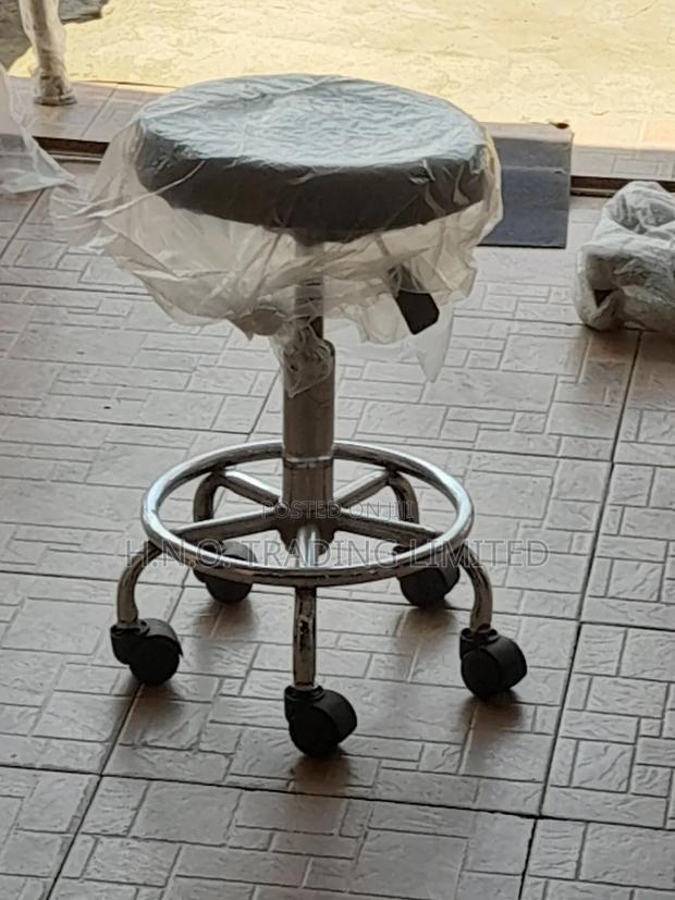 Lab Revolving Stool · Photo 1