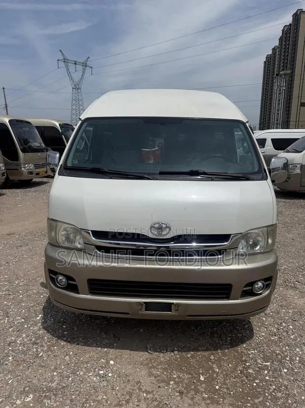 Toyota HiAce 2017 White · Photo 1