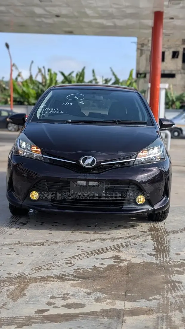 Toyota Vitz 1.3 FWD 5dr 2016 Purple · Photo 1