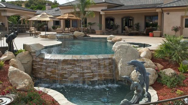 Luxurious Pool Design · Photo 2