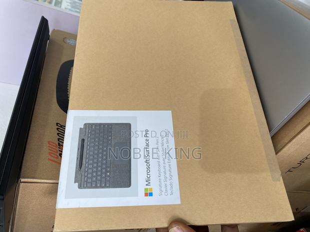 Microsoft Surface Pro Signature Keyboard With Slim Pen 2 · Photo 1
