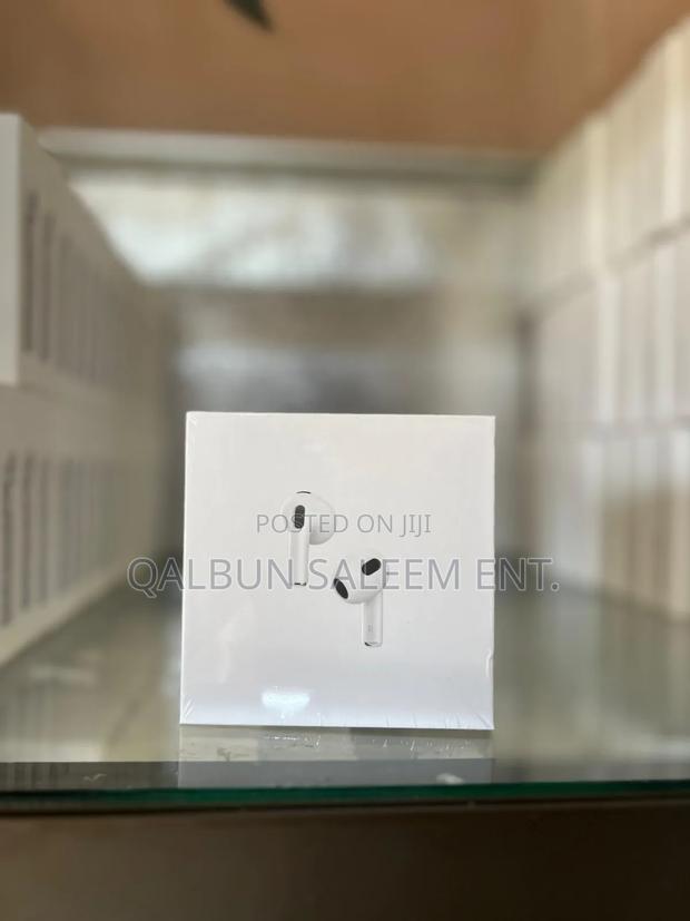 Apple Airpods 3rd Generation With Lightning Charging Case · Photo 1