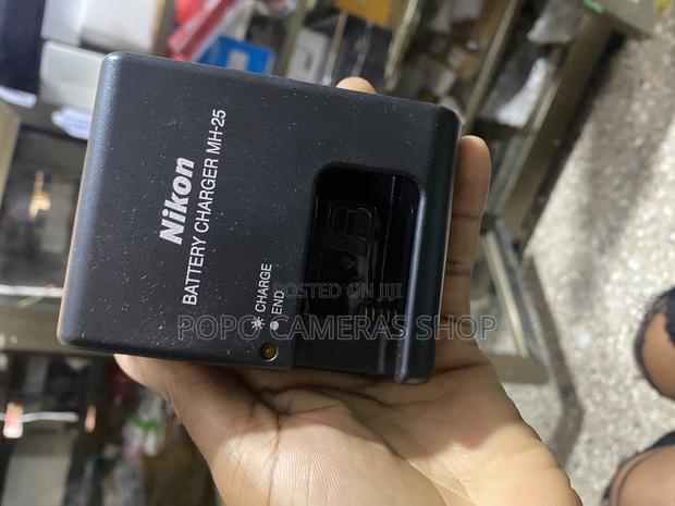 Nikon MH25 Charger · Photo 1
