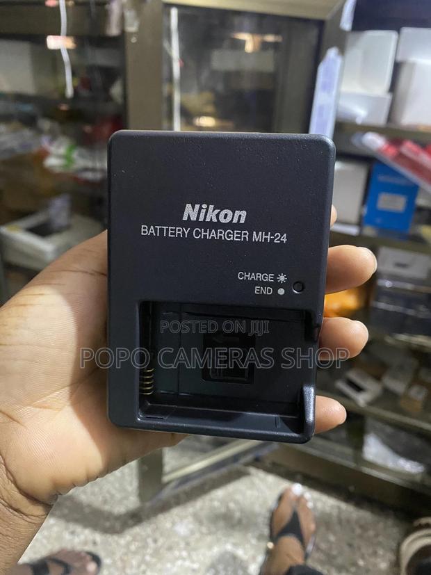 Nikon MH24 Charger · Photo 1