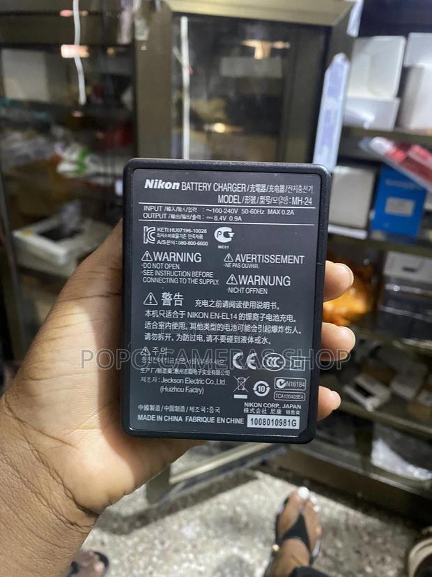 Nikon MH24 Charger · Photo 2