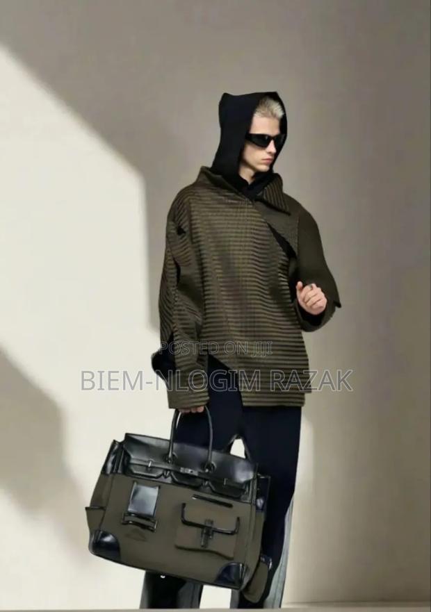 Have 40 Cargo Duffle Bags Available in Stock · Photo 5