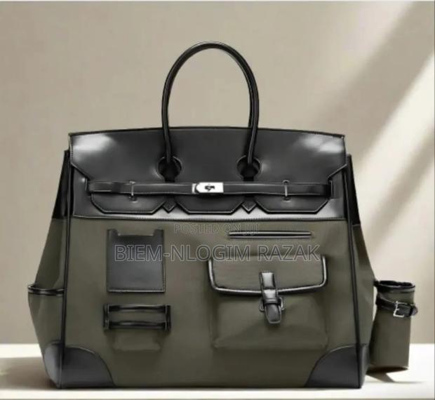 Have 40 Cargo Duffle Bags Available in Stock · Photo 6