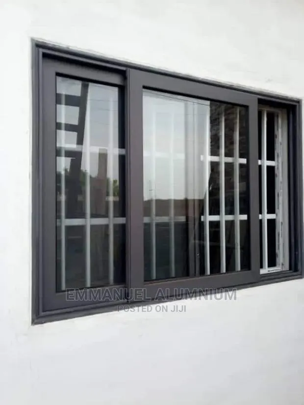 Aluminum Italian Gray With Plan Glass · Photo 1