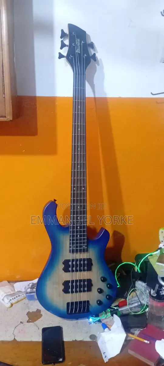Ibanez Bass Guitar · Photo 1
