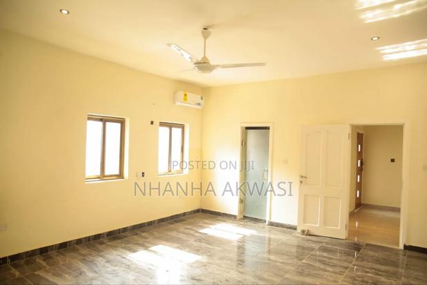 8bdrm House in Ashamed, Tema Metropolitan for rent · Photo 4