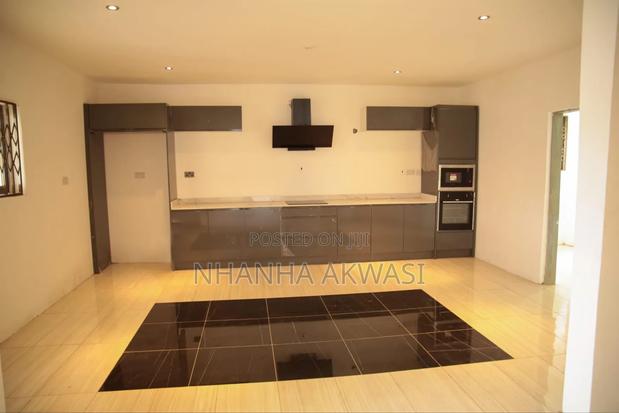 8bdrm House in Ashamed, Tema Metropolitan for rent · Photo 8