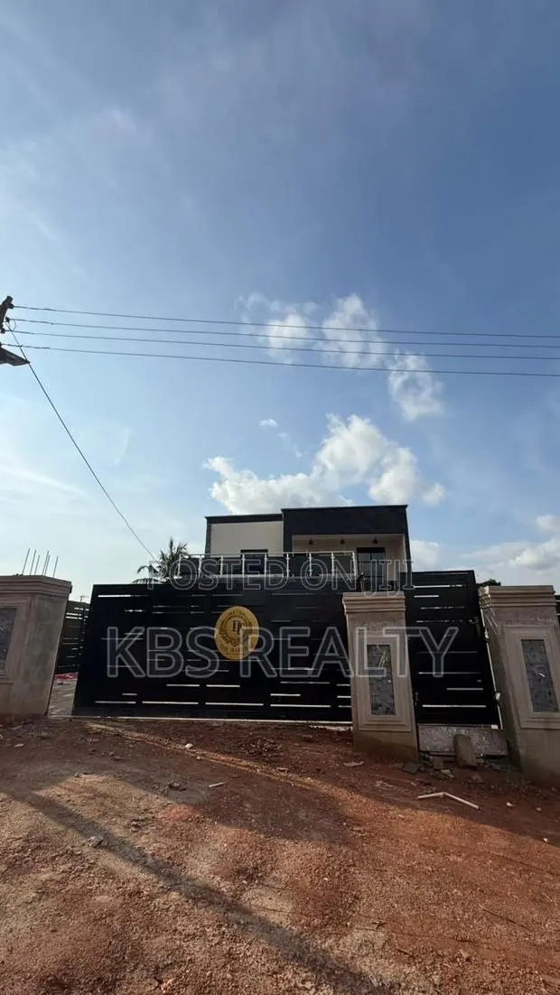 5bdrm Duplex in Santasi-Brofoyedu, Kumasi Metropolitan for sale · Photo 1