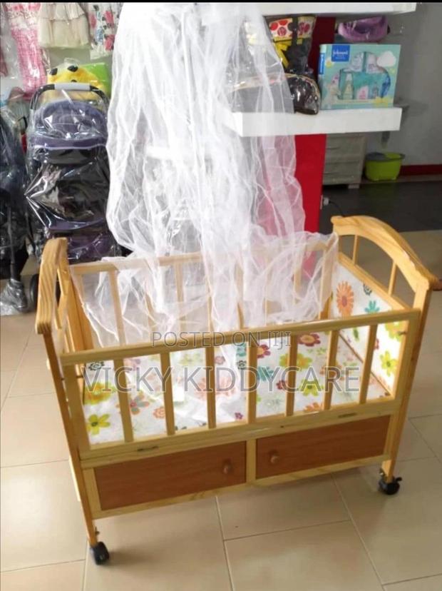Baby Push Push Wooden Cot · Photo 2