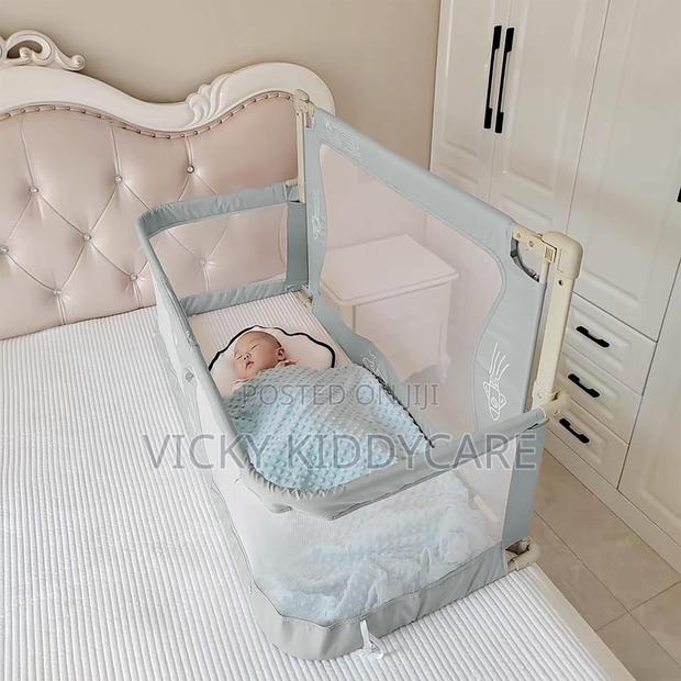 Baby Co Sleeper Cot in Bed · Photo 4