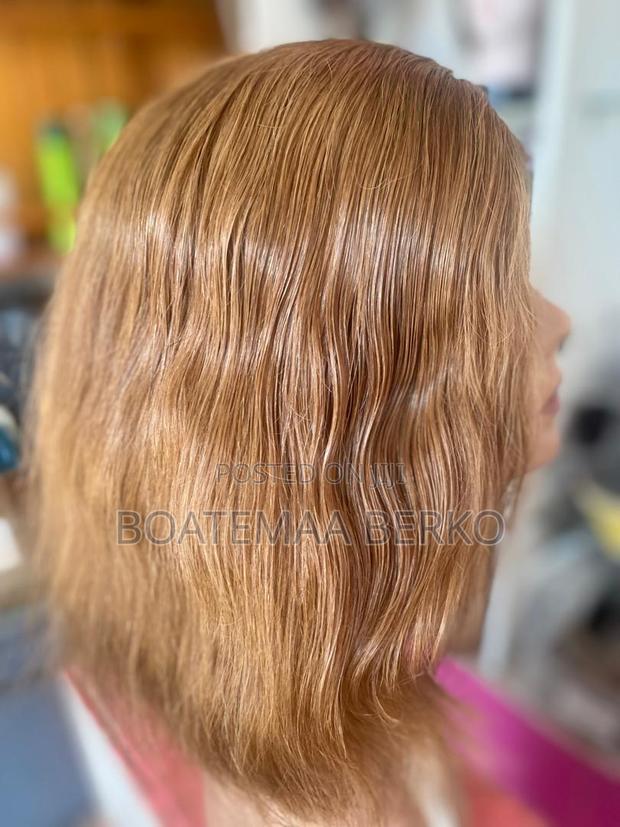 Blonde Wavy Human Hair Wig · Photo 4