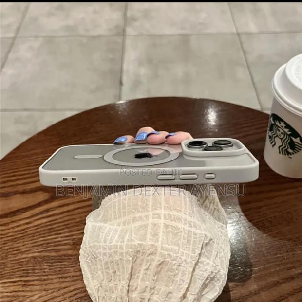 Magnetic Wireless Charging Phone Case for iPhone 16 · Photo 4