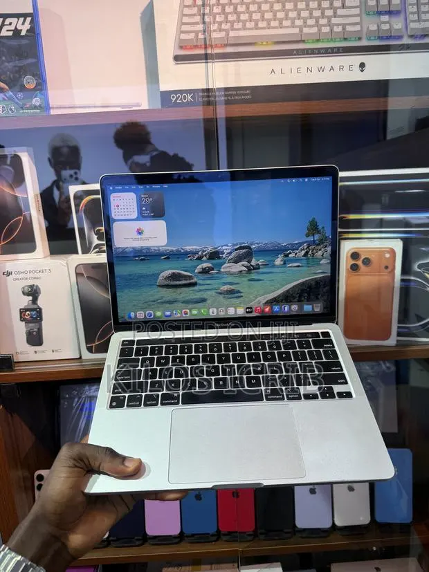 Laptop Apple MacBook Pro 2022 M2 8GB Apple M2 SSD 512GB · Photo 1