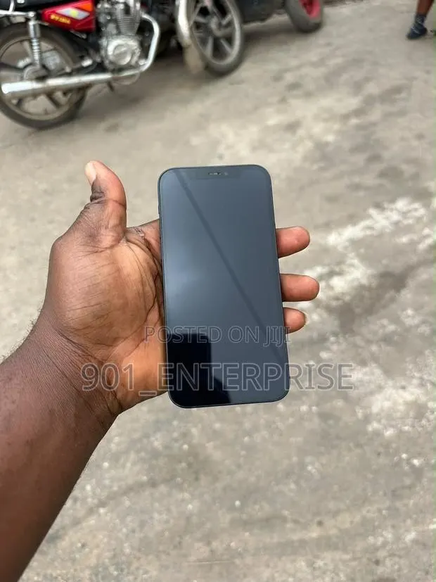 Apple iPhone 12 64 GB Black · Photo 1