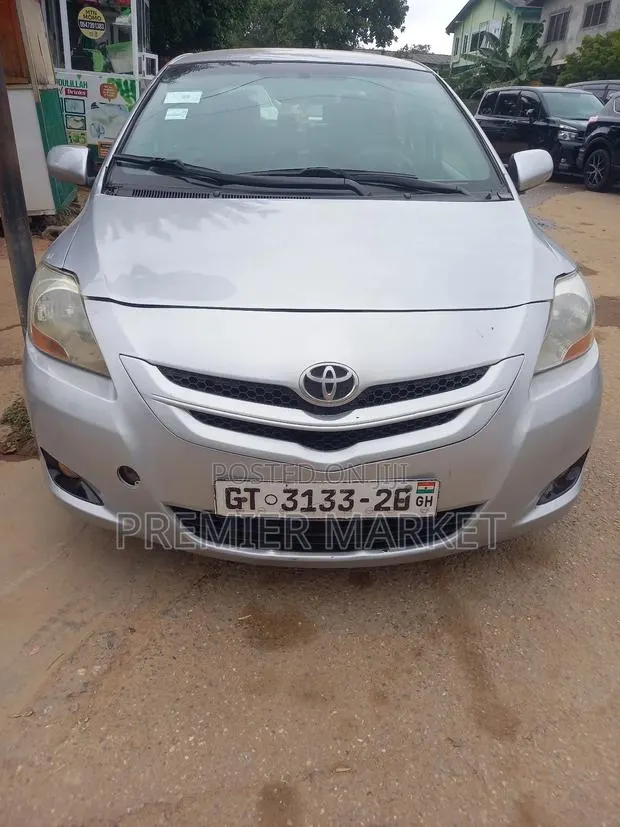 Toyota Yaris Base Sedan 4dr 2010 Silver · Photo 1