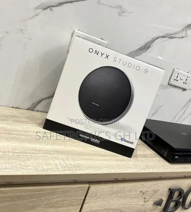 Try Out Sleek Onyx Studio 9 Electric Harman Kardon Speaker · Photo 1