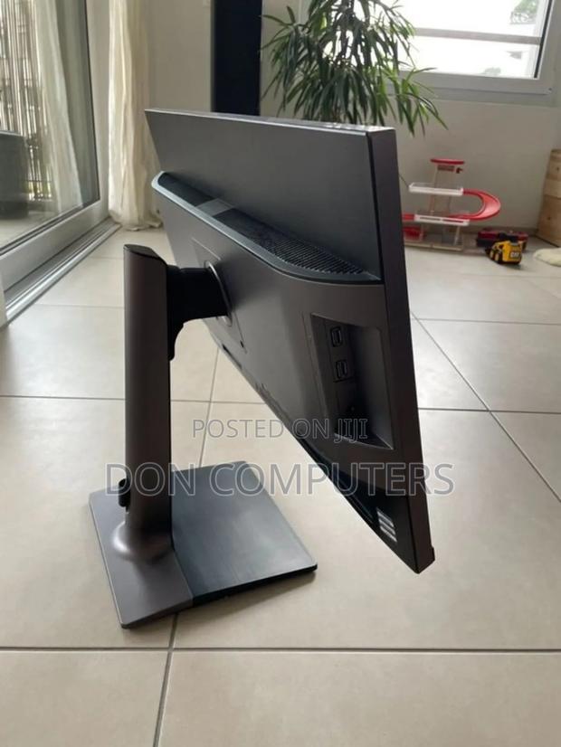 Samsung 28 Inches UHD Professional Monitor · Photo 4